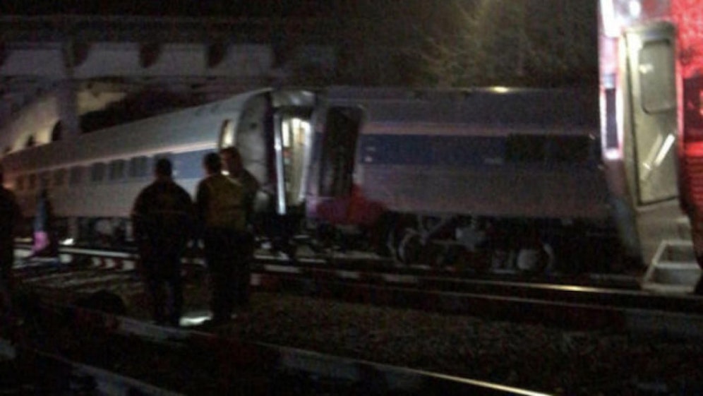 Rettungsdienste sind am Unfallort zwischen Charleston Highway und Pine Ridge Road im Einsatz