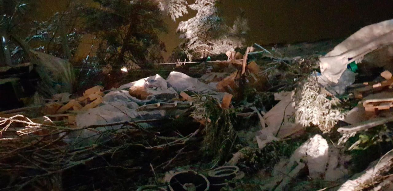 Heute.at - Zwei Lkw schleudern im Schneechaos von der A2