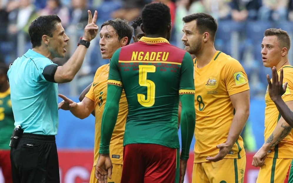 Die heikle Elfmeter-Situation, Referee Milorad Mazic vertröstet die Spieler