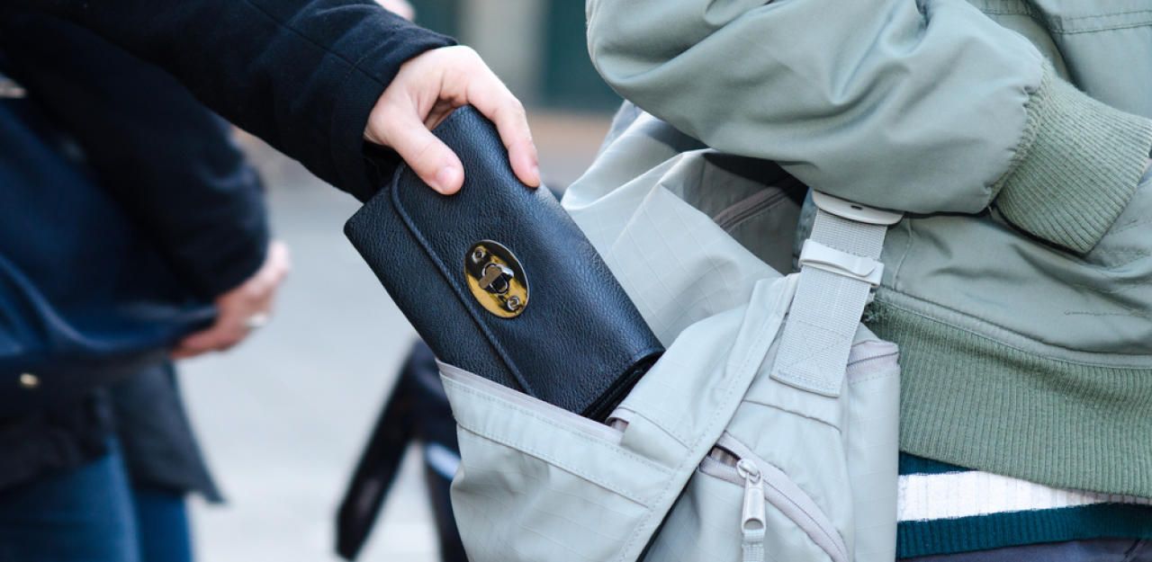 Zwei Frauen wurden wegen des Verdachts auf gewerbsmäßigen Taschendiebstahl festgenommen.