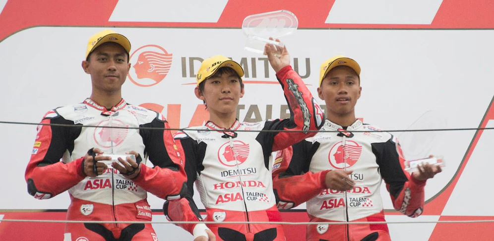 Ein Foto vom 19. Oktober: Der Indonesier Afridza Munandar ist rechts im Bild zu sehen. Zusammen mit Syarifuddin Azman (Malaysia), Takuma Matsuyama (Japan) jubelte er über eine Podiumsplatzierung im ersten Rennen des Asia Talent Cups.