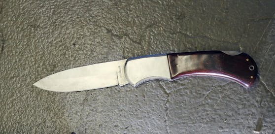 Der 36-Jährige drohte Kunden mit einem Klappmesser. Symbolfoto