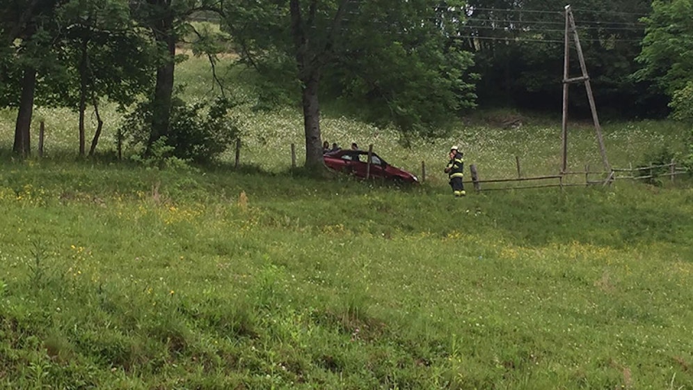 Der PKW des 22-jährigen Kärntners stürzte 300 Meter über eine steile Böschung ab und kam an einem Baum zum Stillstand.