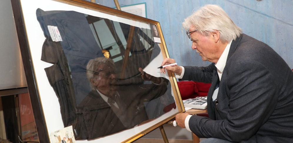 Peter Simonischek signiert seine Jedermann-Hose
