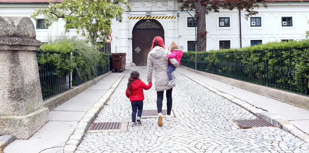 Mama und die Kinder vermissen Papa. 