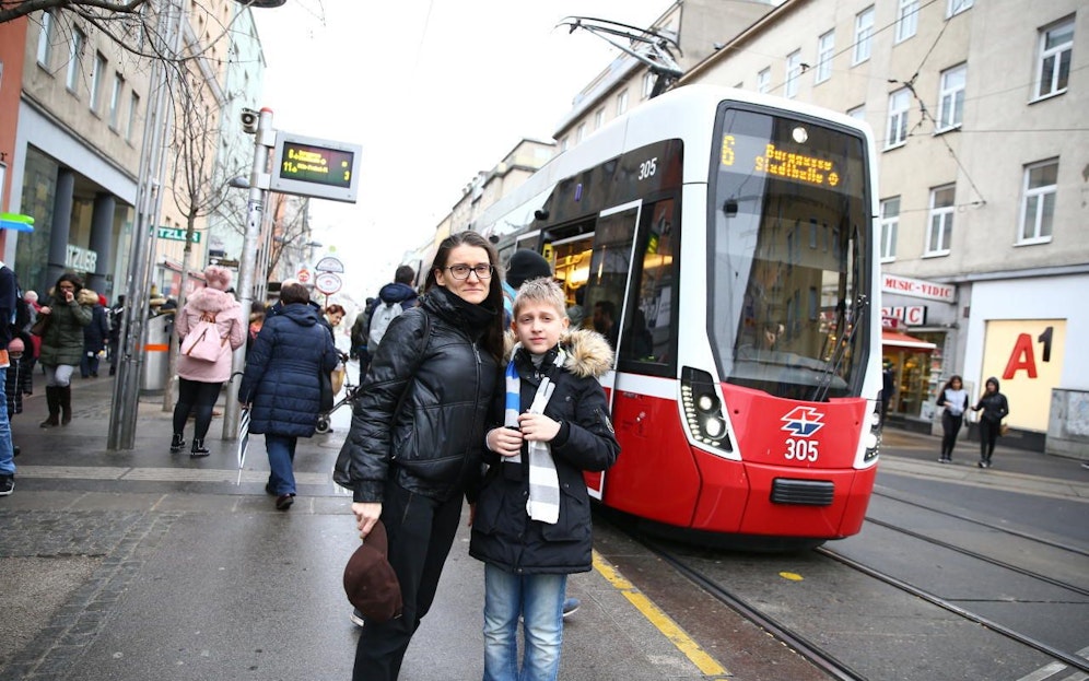 Mama und Sohn am Reumannplatz: "Nintendo Switch in der 11er-Bim vergessen."