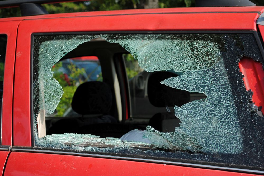 Die Scheibe musste eingeschlagen werden, um das Baby zu befreien. Symbolbild.