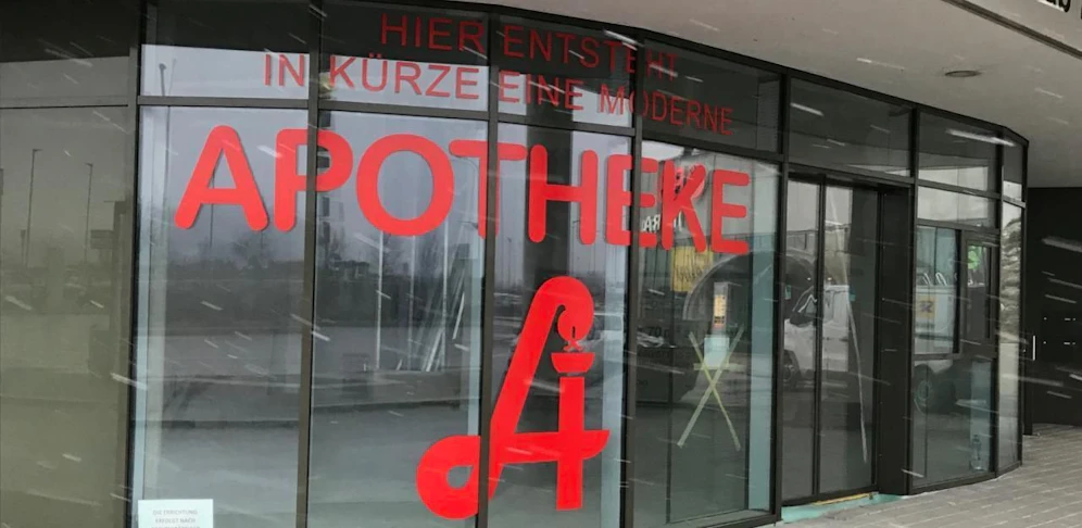 "Hier entsteht in Kürze eine Apotheke": Es heißt aber weiter warten am Bahnhof Tullnerfeld.