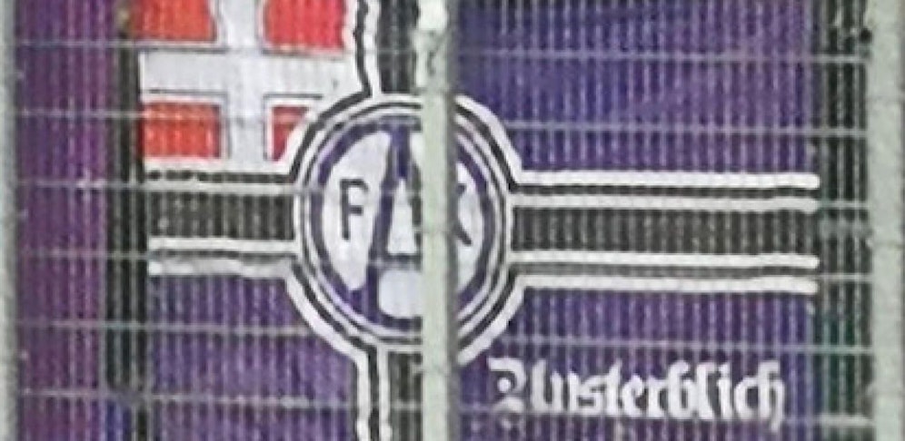 Diese verfälschte Reichskriegsflagge am Zaun des Austria-Sektor sorgte beim Derby und danach für Aufregung. 