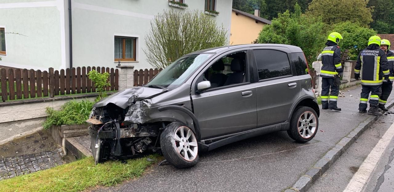 Heute.at - Pkw krachte in Gartenzaun: Lenkerin verletzt ins Spital