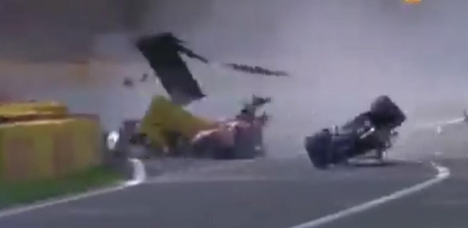 Schlimmer Unfall in der Formel 2. Mehrere Autos crashen ungebremst.