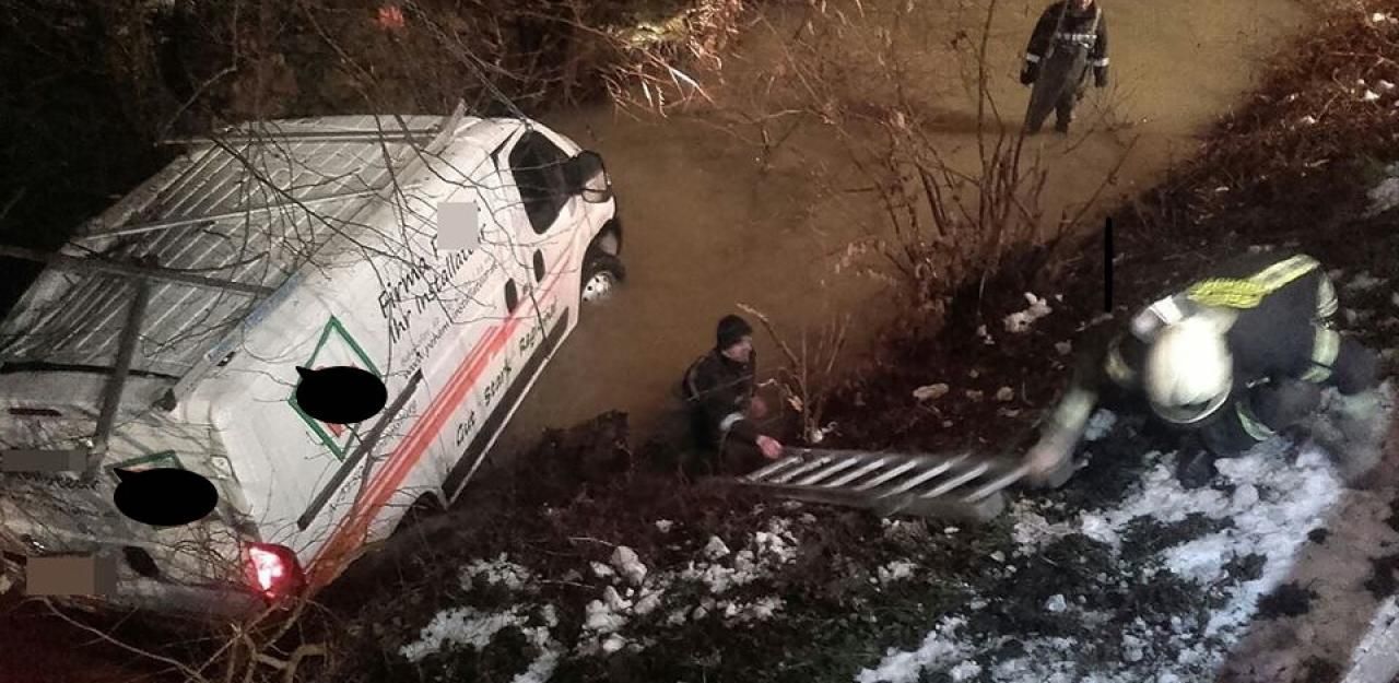 Heute.at - Lenker stürzte mit Kastenwagen in Bach