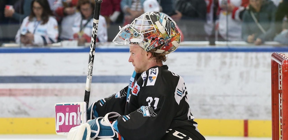 David Kickert ist die Nummer eins im Tor der Black Wings. Er wechselt seine Rückennummer aus Respekt. Der ganze Klub trauert um seinen Vorgänger Florian J.