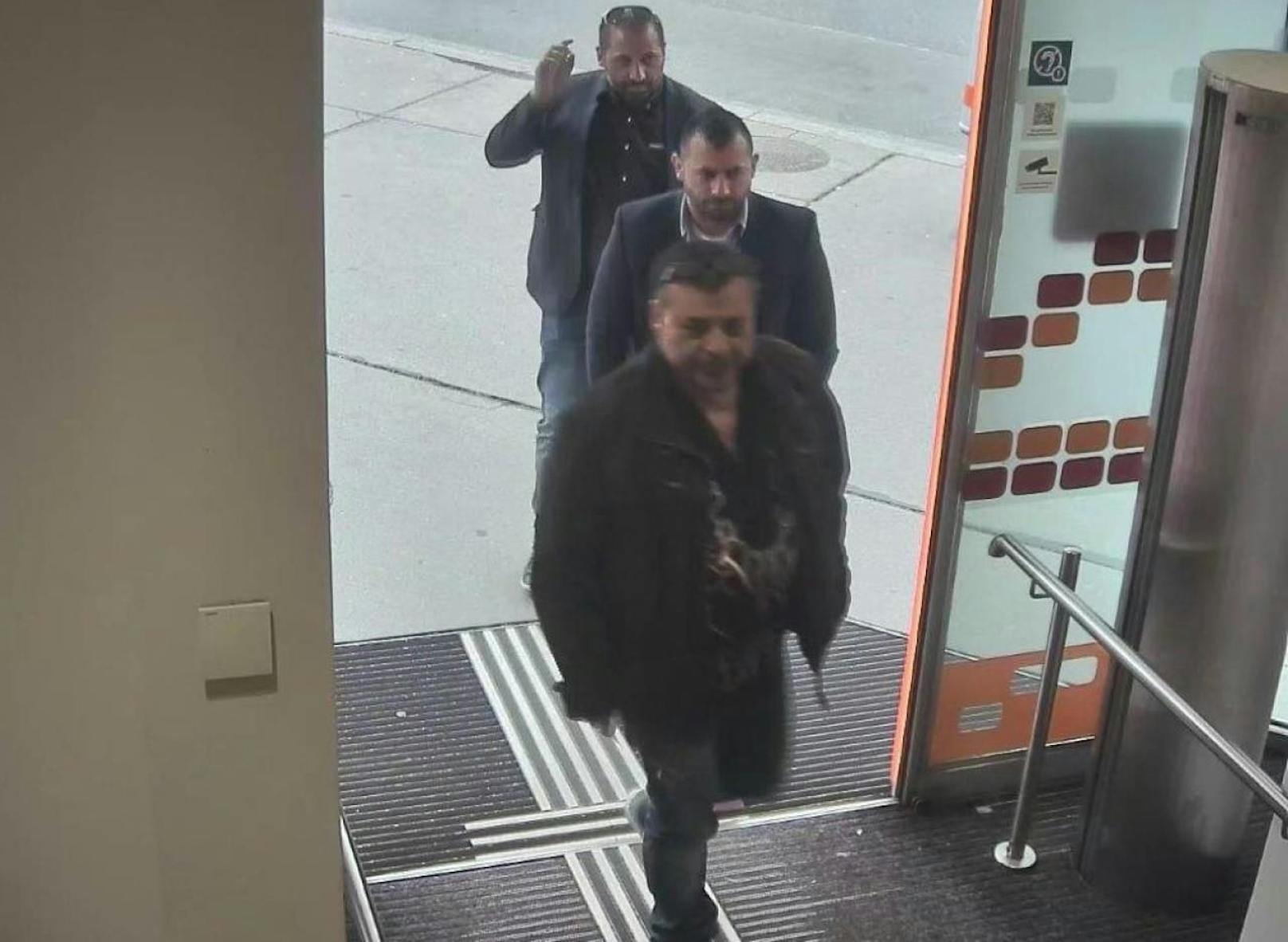 Die Polizei sucht diese drei Männer.