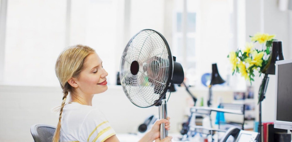 Der Ventilator kann bei Hitze im Büro zumindest ein wenig helfen.