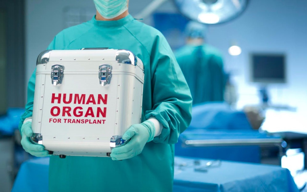 Eine Organspende wird in einen OP geliefert. Symbolfoto.