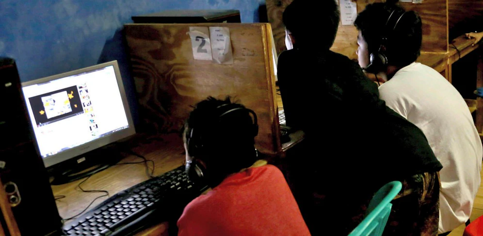 Kinder und Jugendliche trieben sich vermehrt in Internet-Cafes herum. Damit soll nun Schluss sein.