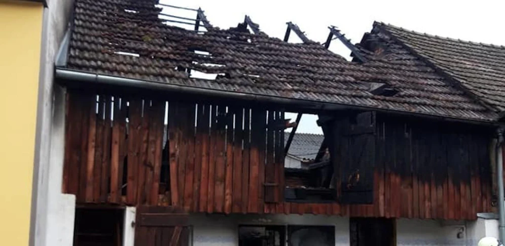 Dachstuhlbrand: Die Feuerwehr konnte ein Übergreifen der Flammen verhindern.