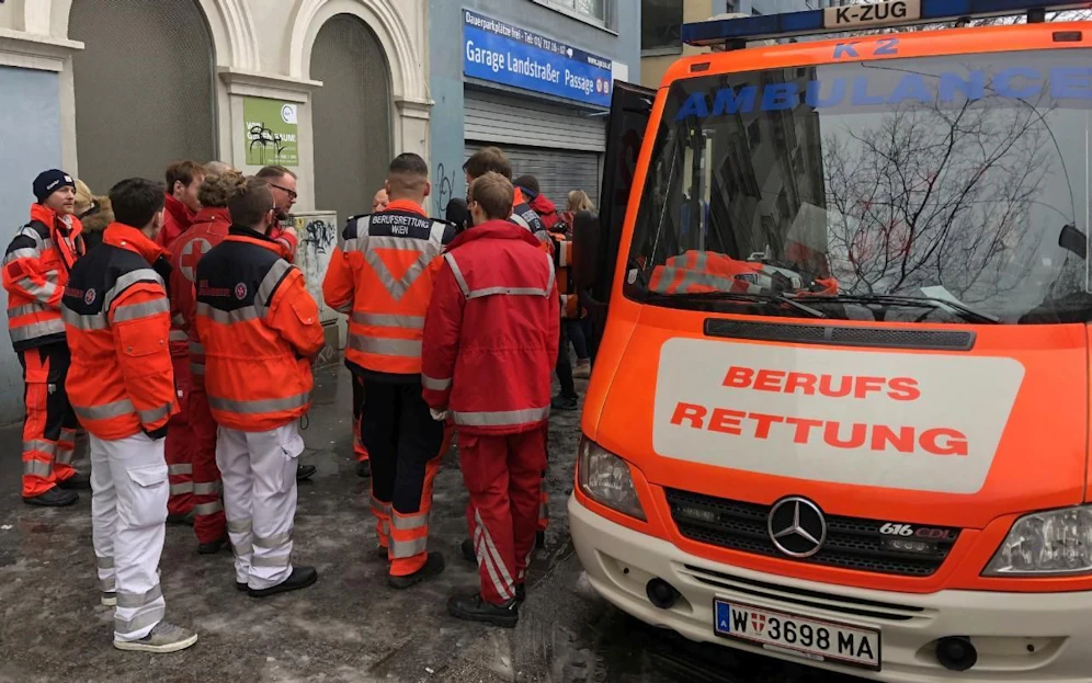 Katastrophenzug und sechs Ambulanzen am Unfallort.