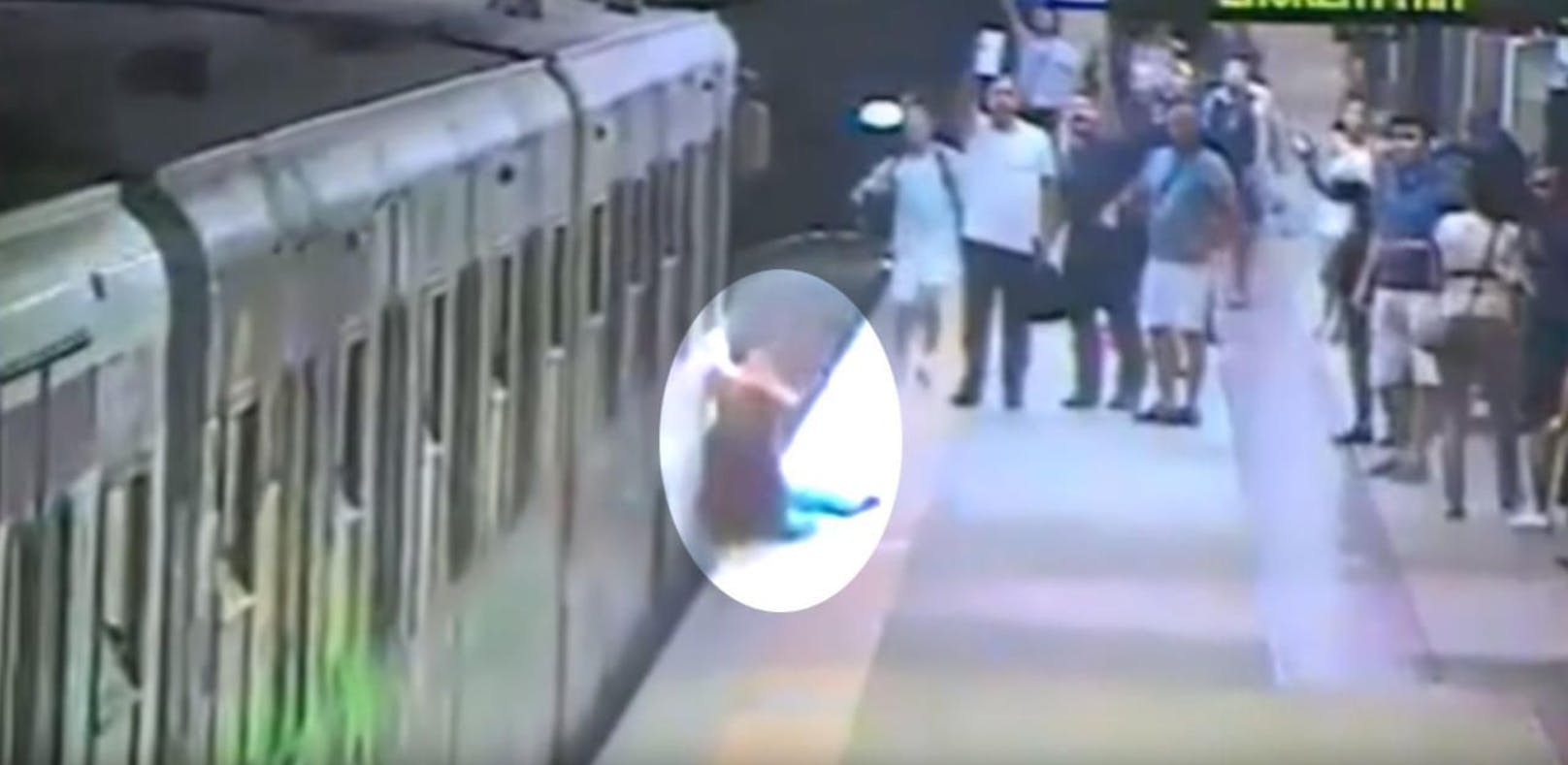 U-Bahnfahrer aß bei Fahrt Pasta - Frau mitgeschleift