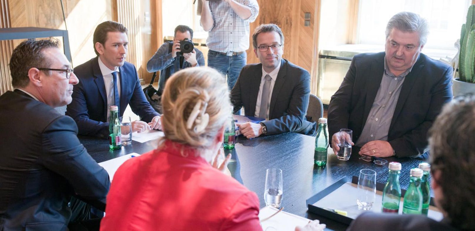 Vizekanzler Strache (FPÖ), Bundeskanzler Kurz (ÖVP), Sozialministerin Hartinger-Klein (FPÖ) und die AMS Vorstände Kopf und Buchinger (vlnr) 