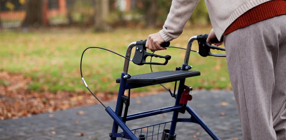 Der Mann stürzte mit seinem Rollator so schwer, dass er notärztlich versorgt werden musste (Symbolbild). 