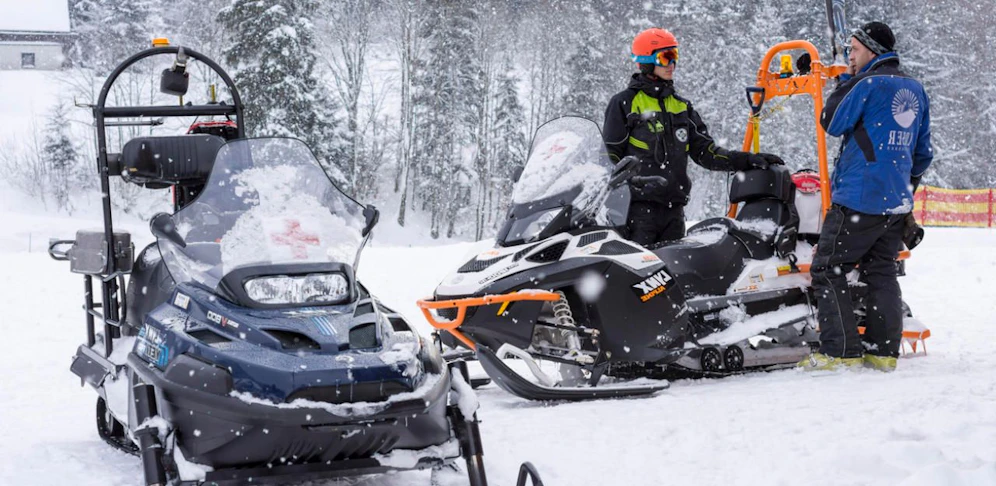 Der Skifahrer kollidierte mit einem Skidoo