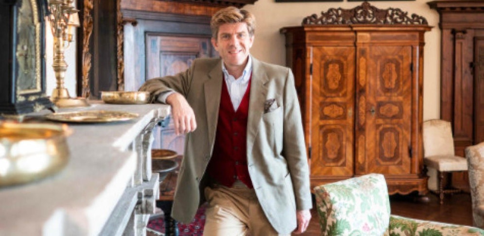 Burgherr Carl Philip Clam bildet auf seiner Burg in Oberösterreich Butler aus.