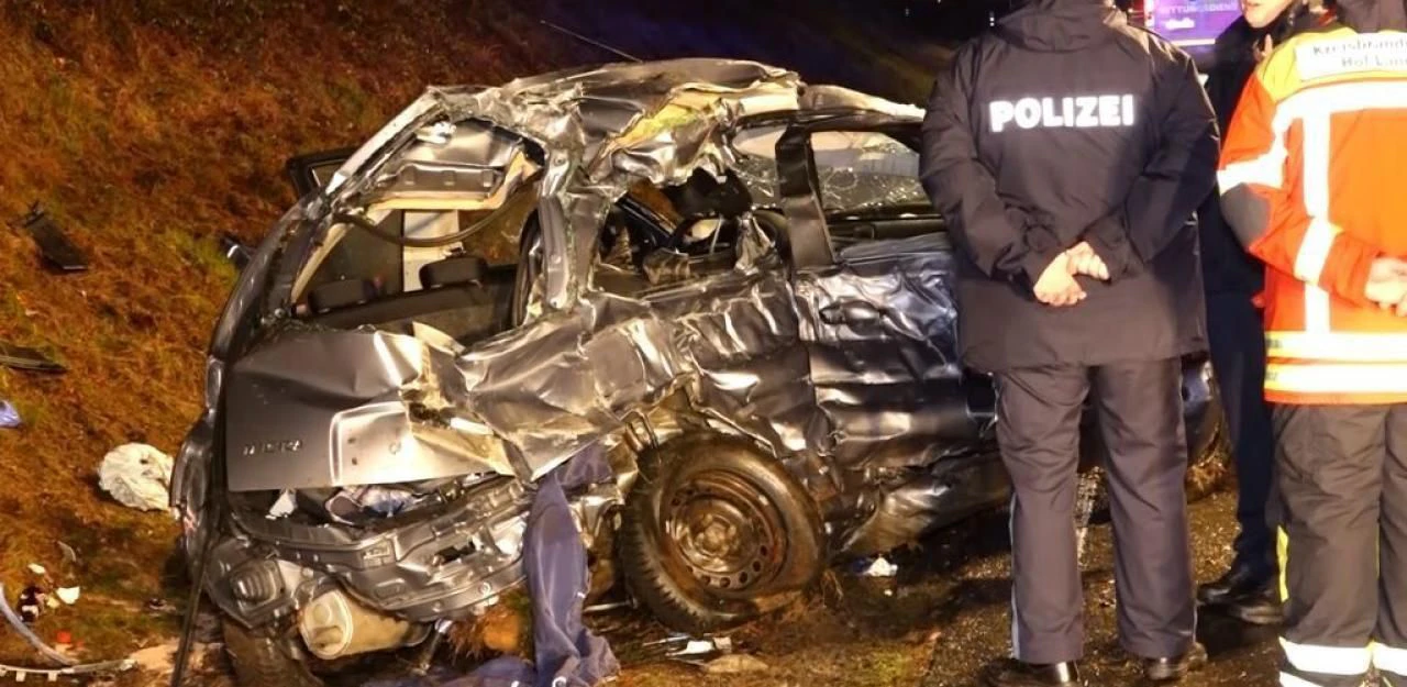 Lkw zermalmt Kleinwagen, Lenker hatte keine Chance – Welt | Heute.at