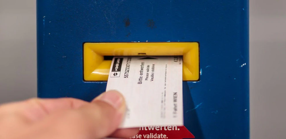 Ein Mann entwertet seine Fahrkarte an einem Entwerter der Wiener Linien, aufgenommen am 03. Juli 2017, Wien.