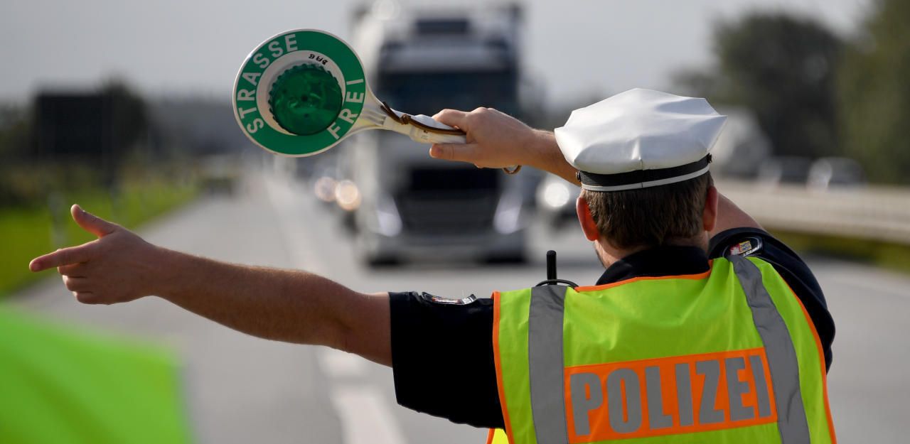 (Symbolbild) Die Polizei stoppte den Lkw, der Schlangenlinien fuhr.