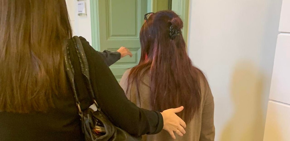 Angeklagte am Weg in den Gerichtssaal