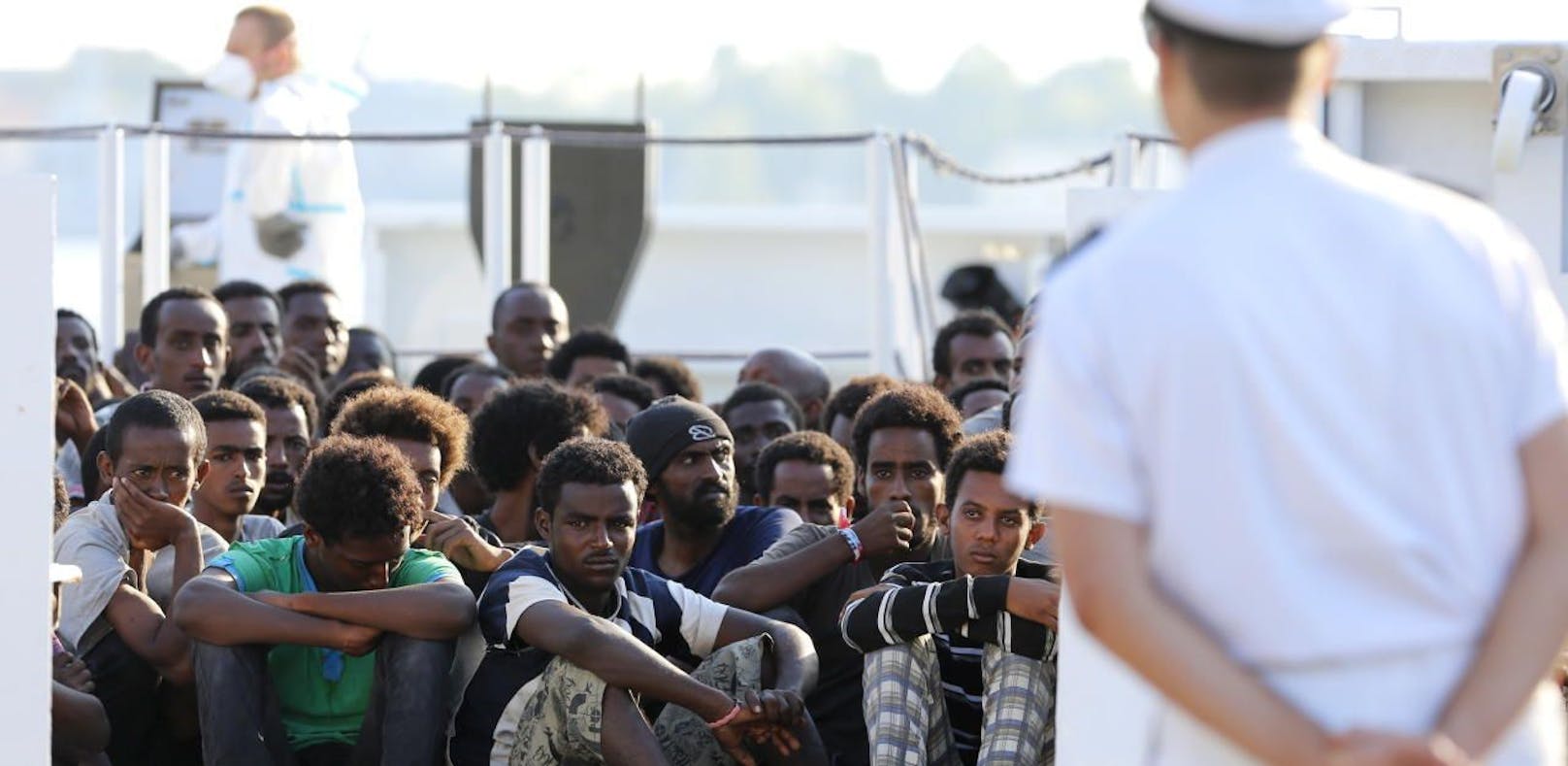 Flüchtlinge auf einem Schiff der italienischen Küstenwache in Messina.