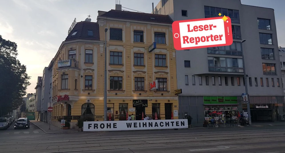 Am Kagraner Platz wünscht man sich schon im August "Frohe Weihnachten".