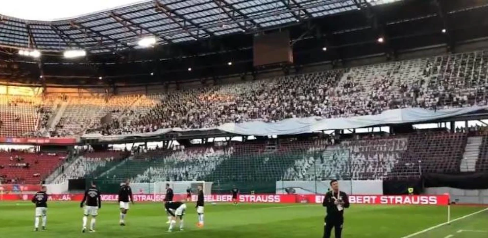 Ein Sturm-Transparent sorgt in Klagenfurt für eine spätere Ankickzeit im Cup-Finale.