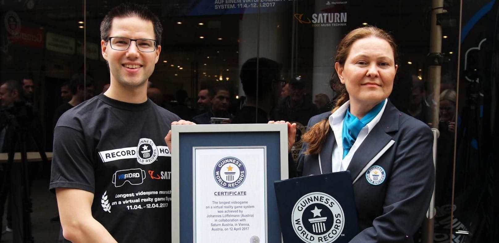 Jetzt ist es offiziell: Johannes Löffelmann erhält die Urkunde von der Guinness World Records Schiedsrichterin.