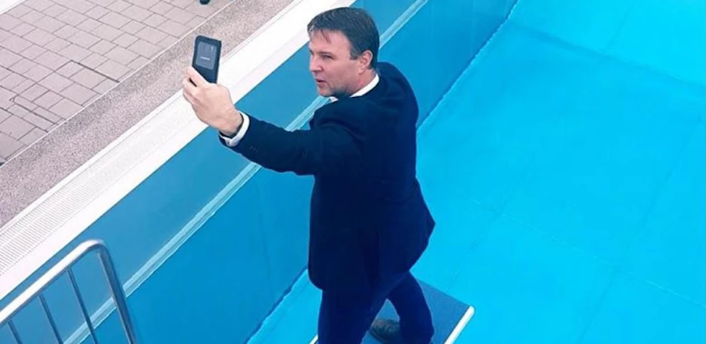 Top gestylt ins kühle Nass: Andreas Babler macht Werbung für das Aqua Splash. 