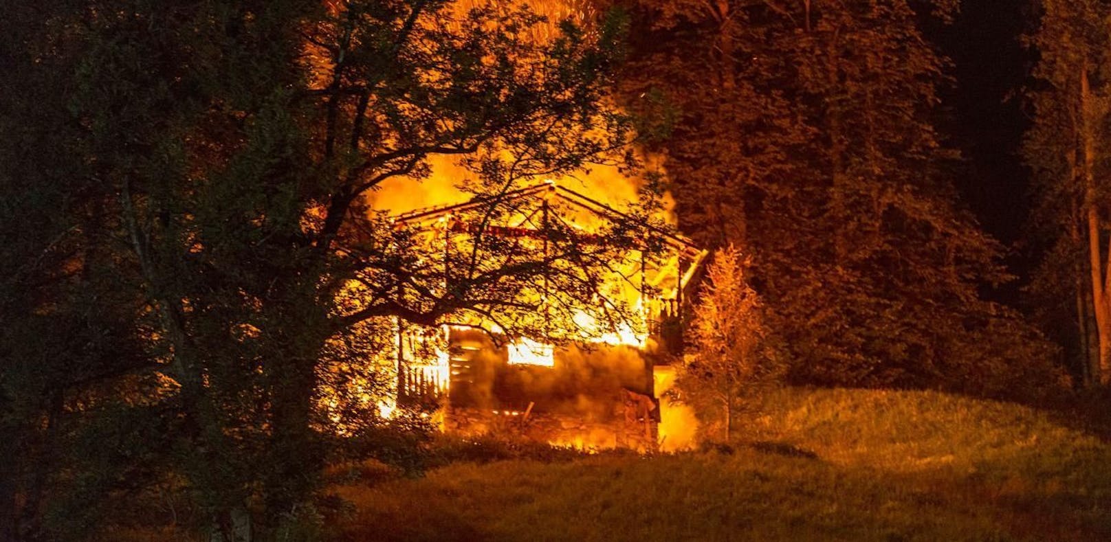 Lodernde Flammen bei Heustadl-Brand in Fügen
