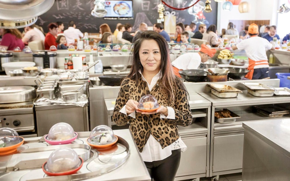 Frau Li Jie bietet in ihrem Runnung Sushi OKIRU eine Flatrate von 12 Euro an.