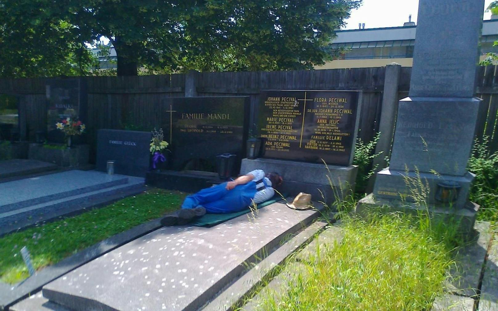 Pietätlos: Ein Arbeiter legte sich zu einem Schläfchen auf einen Grabstein!