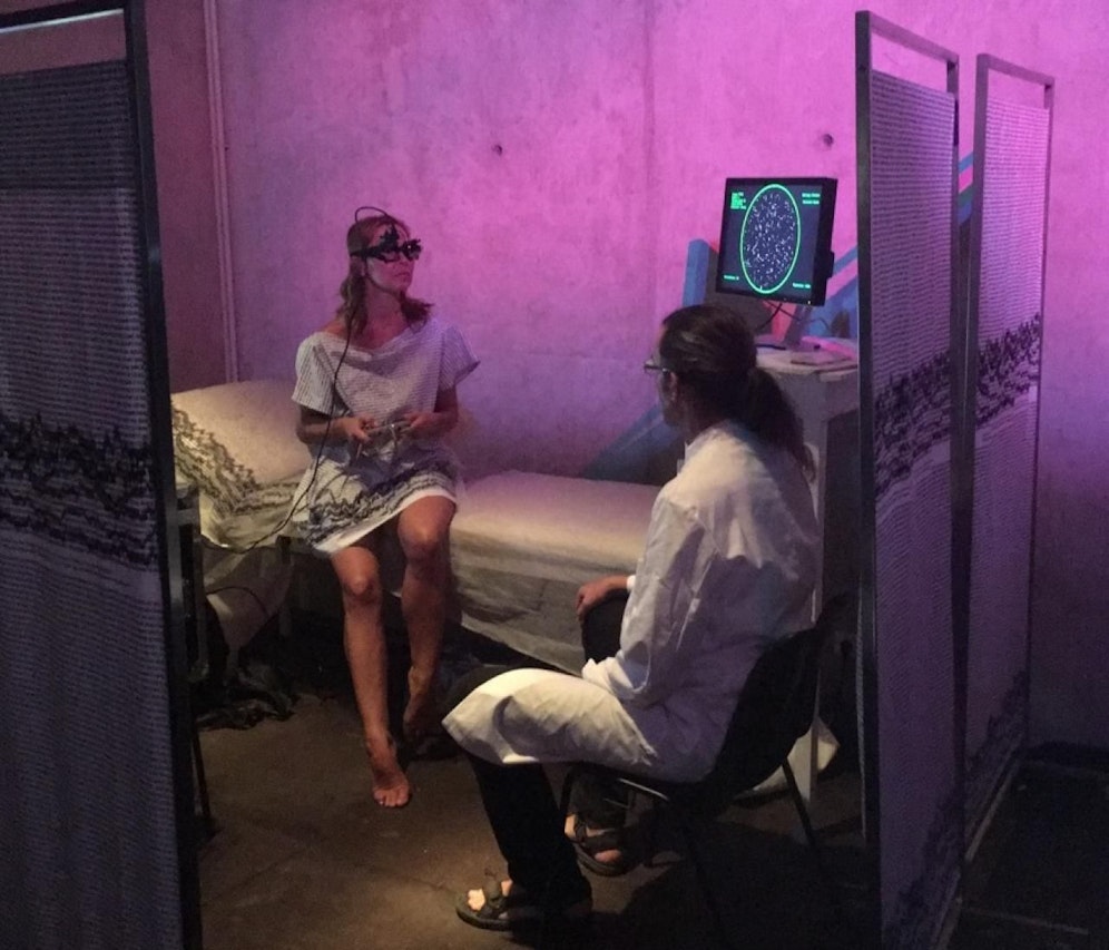 "Waschsalon Entropy" mit Gehirscarnner, Eye-Tracking-Brille und Co. Es erwartet Sie eine Nacht im Schleudergang.