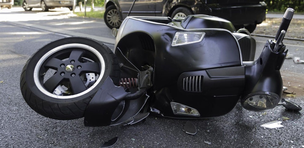 Drei Schwerverletzte bei Mopedunfällen: Zwei Mädchen prallten gegen eine Mauer und ein Mann gegen einen Pkw.