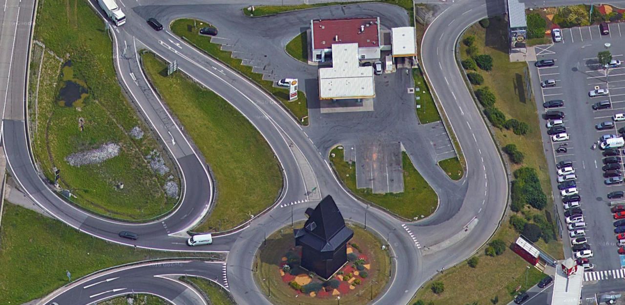 Heute.at - Unbekannte nach Überfall auf Tankstelle flüchtig