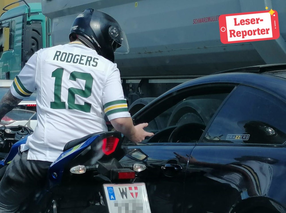 "Rodgers" beim Plauscherl an der Ampel mit einem BMW-Fahrer.