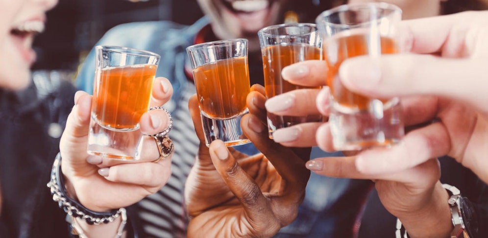 In einer Phase stehen die Bewerber mit Blick zur Wand und beantworten Fragen. Bei jeder falsch beantworteten Frage musste Gruver Alkohol trinken ? und zwar Schnaps mit 95 Prozent Alkoholgehalt.