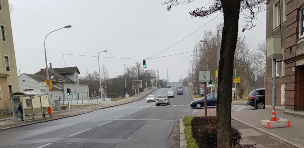 Die mobile Rotlichtkamera steht an der Ecke Franckstraße und Fröbelstraße in Linz. Autofahrer müssen aufpassen: Die Haltelinie ist nur noch sehr schlecht zu sehen. Wer rechts abbiegt, obwohl die Ampel, die sich ein ganzes Stück davor befindet, auf rot steht, muss 150 Euro zahlen. 