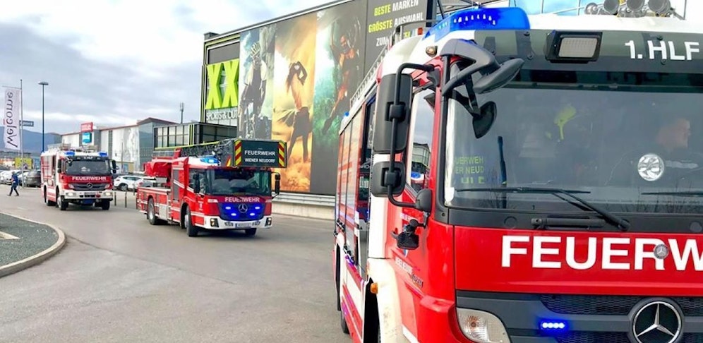 Die Feuerwehr rückte mit drei Fahrzeugen aus. 