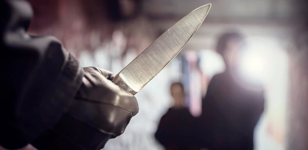 Ein unbekannter Mann attackierte in Wien-Hernals einen 28-Jährigen von hinten mit einem Messer und flüchtete.