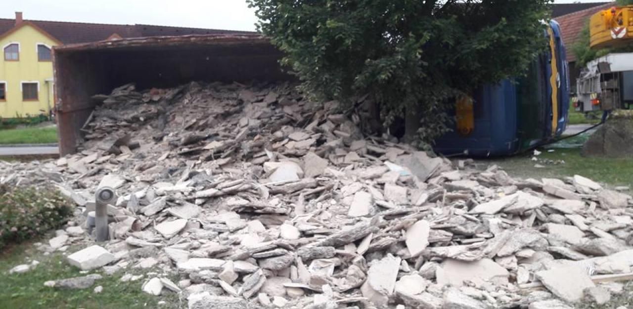 Heute.at - Vollbeladener Lkw mit Bauschutt stürzte um
