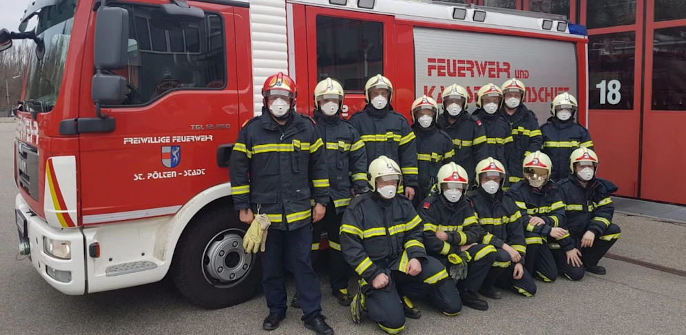 Ein Zwölfer-Team mit Chef Fahrafellner (l.) mit Schutzmasken und Schutzbrillen